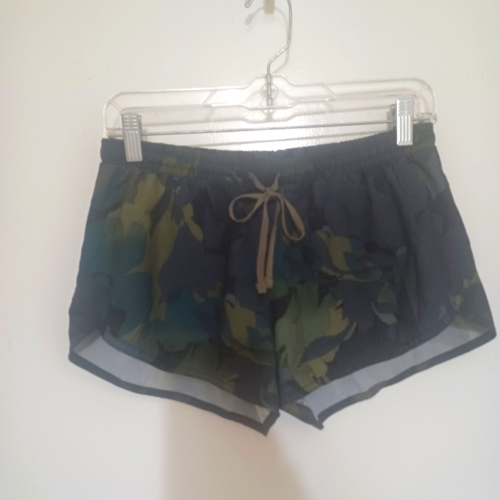 Old navy active go-dry women’s athletic shorts camo colors size xs